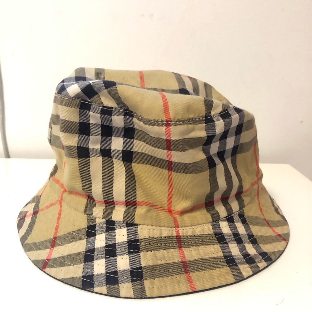 Burberry bucket hat PERFECT CONDTION